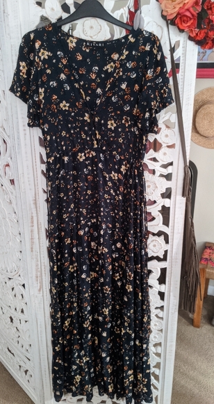 Kivari Dress Collection - Picture 7 of 7